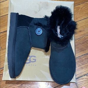 Mini Bailey button uggs